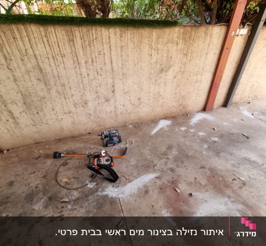 כלי עבודה על רצפה ליד קיר בטון